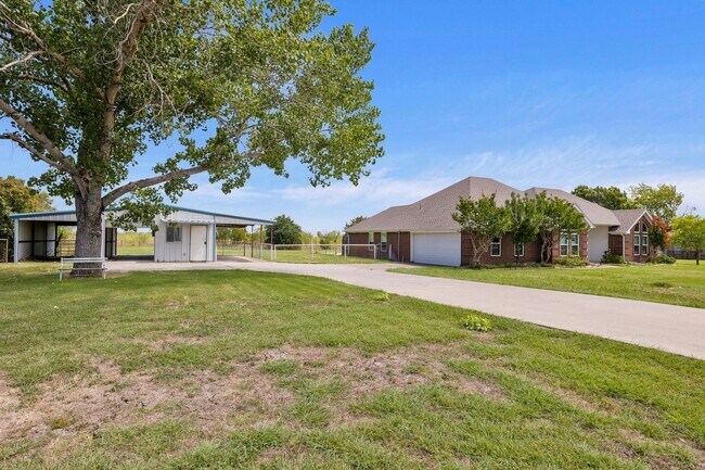 Building Photo - Updated Home with Pool & Shop on 1 acre lot