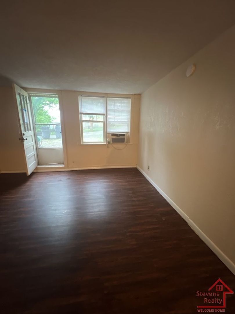 Building Photo - 180 E Stevens St