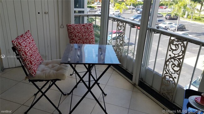 Building Photo - 1 br, 1 bath  - 2990 NE 16th Ave