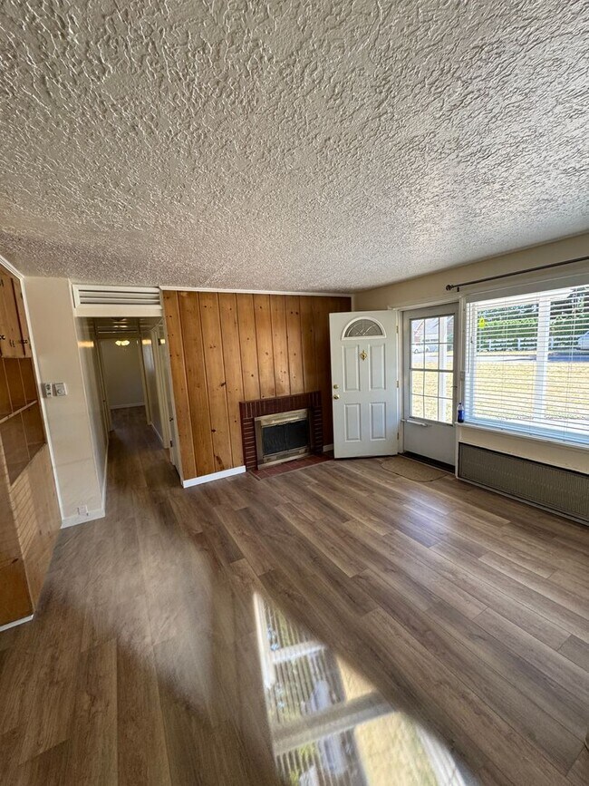 Building Photo - Charming Updated 2 Bedroom Home with Huge Backyard, A/C & Owner-Paid Landscaping