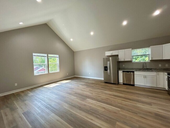 Building Photo - Charming 3-Bedroom 2 Bathroom Duplex in th...