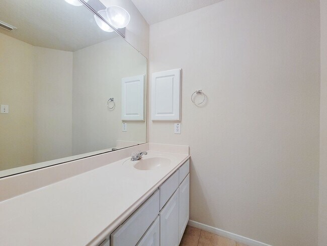 Building Photo - Well-Maintained Home with Spacious Layout ...