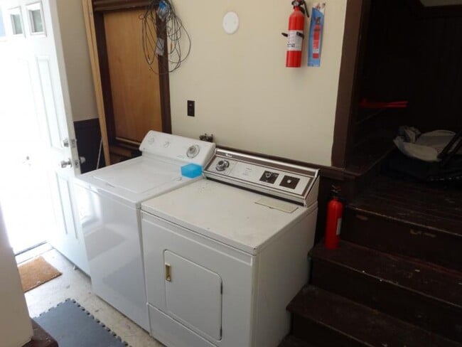 Building Photo - 4-Bed + 2-Bath * HBS * Central  Air