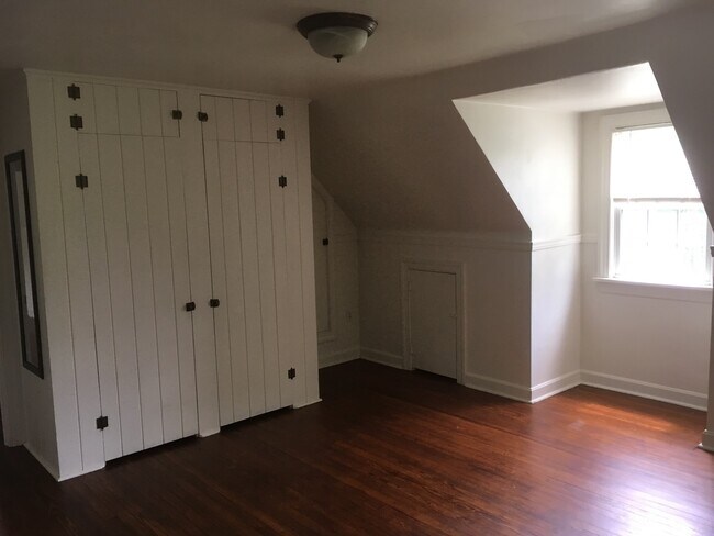 Building Photo - 160 Oakwood Rd