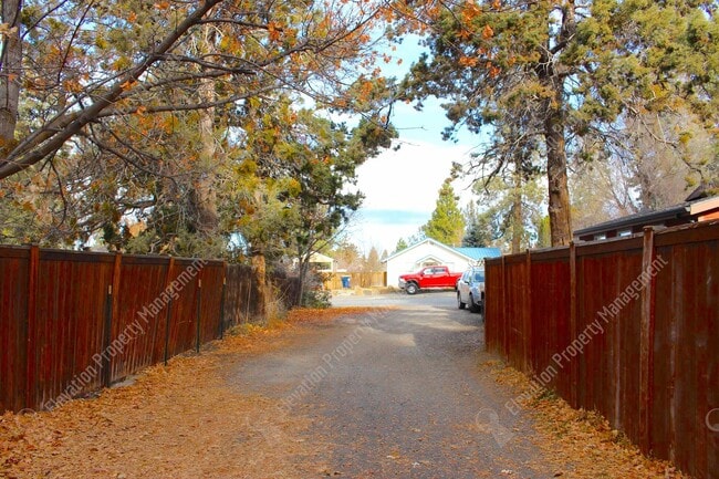 Building Photo - Spacious 3 BR w/ all wood floors and great midtown Bend location