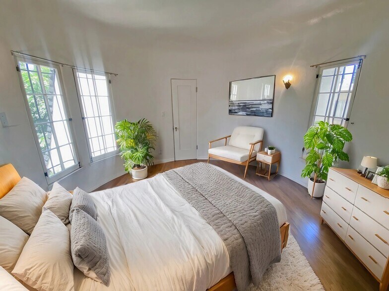 Building Photo - 1150 N Curson Ave