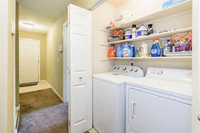 Building Photo - 2 Bed 1 Bath Duplex