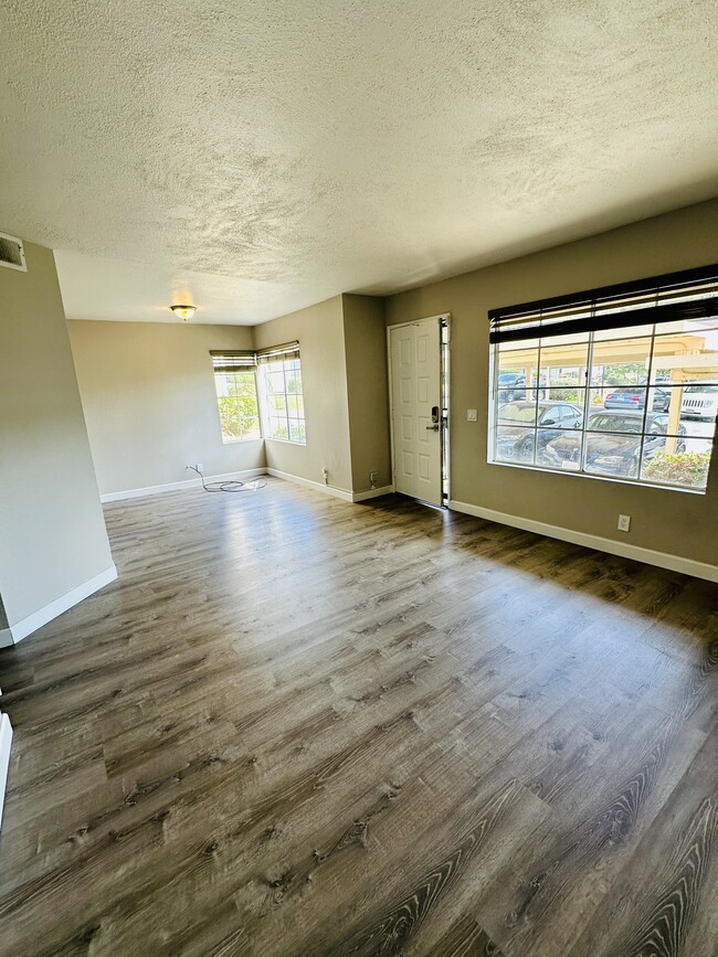 Building Photo - 2089 Manzana Way