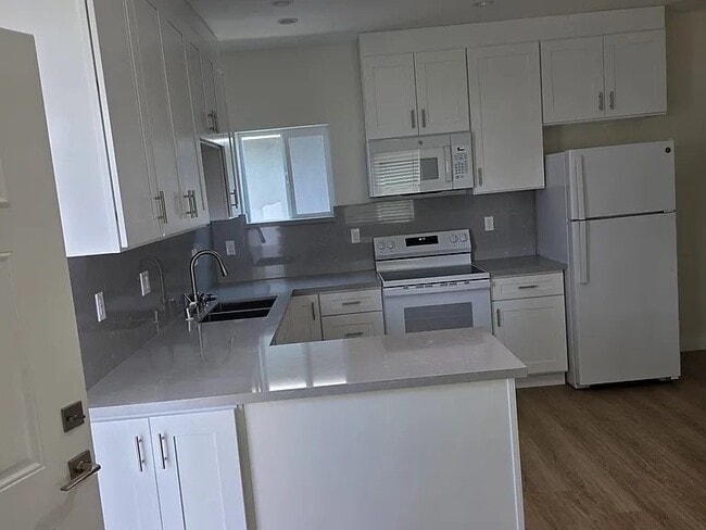 Building Photo - 7314 Gaviota Ave