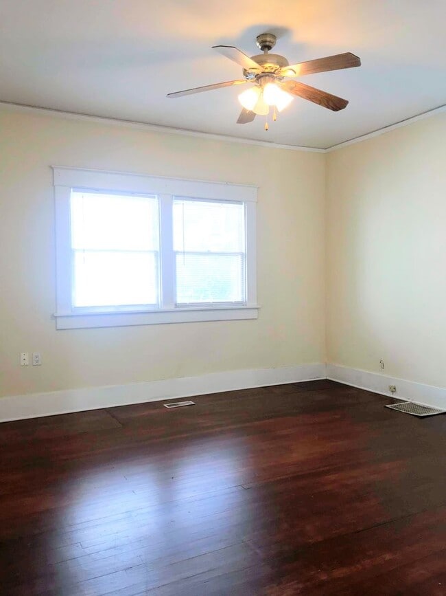 Building Photo - 2 Bedroom 1 Bath Home
