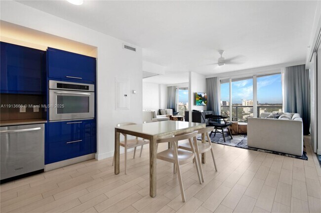 Building Photo - 3101 Bayshore Dr