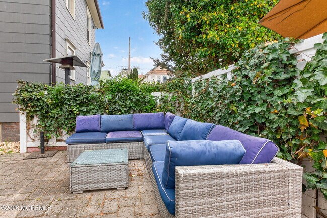 Building Photo - 142 Heck Ave