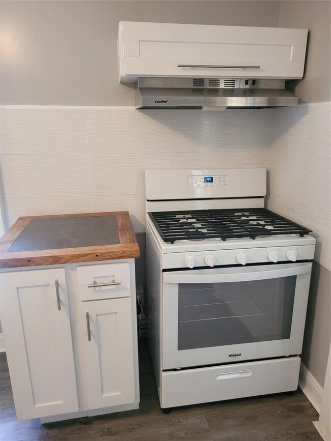 Building Photo - 403 Fawcett St