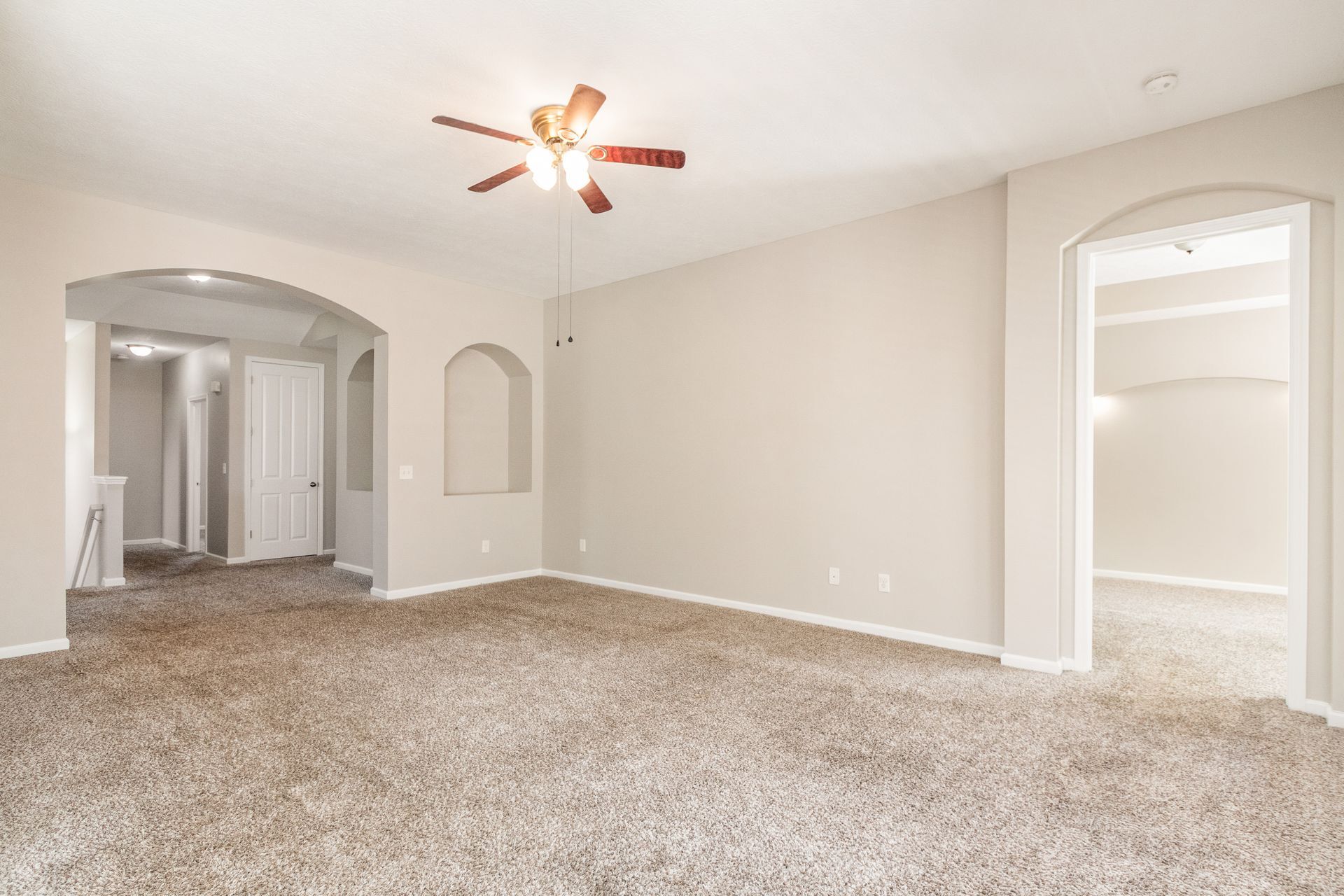 Building Photo - 560 Redwood Ln