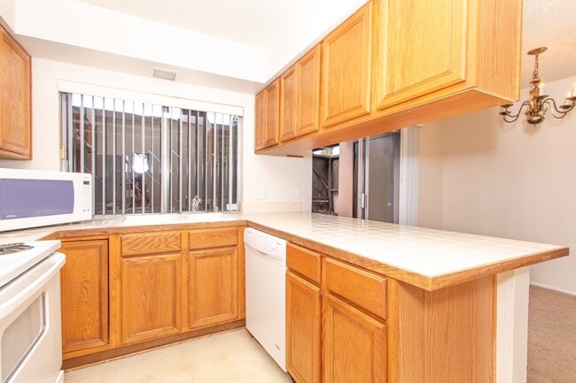 Building Photo - Private 2-bed/2-bath, Corner Location Cond...