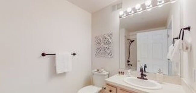 Building Photo - Cozy Two Bed/Two Bath Condo in Convenient ...