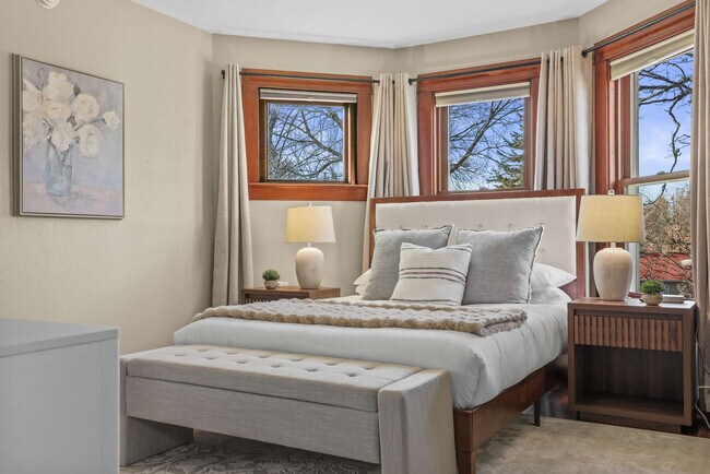 Building Photo - 924 Capital St