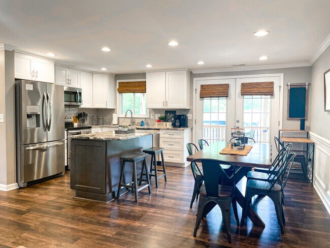 Building Photo - 11501-11505 5 Cedars Rd