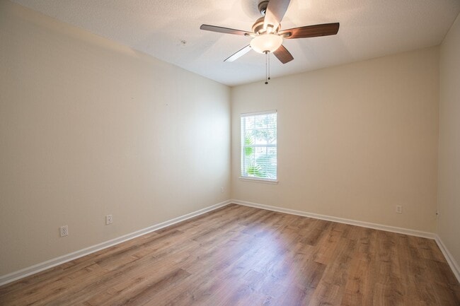 Building Photo - Adorable updated 1st floor condo