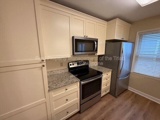 Building Photo - 230 Oakwood Ct