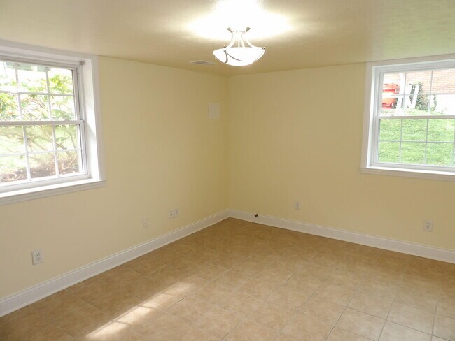 Building Photo - 102 Cedar Dr