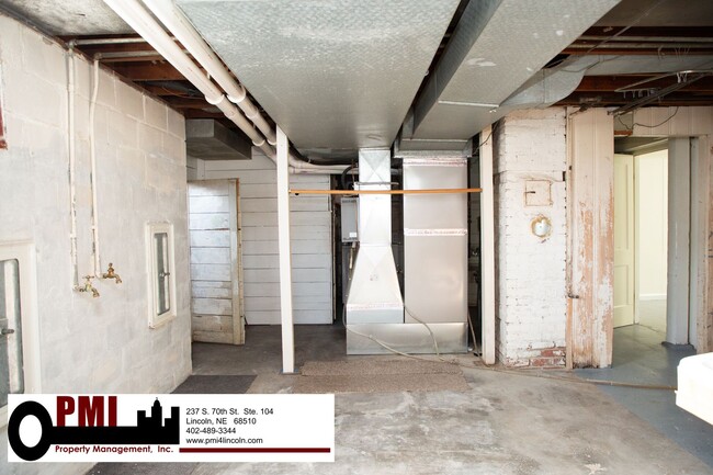 Building Photo - 4 Bedroom, 1.5 bathroom House For Rent; Av...