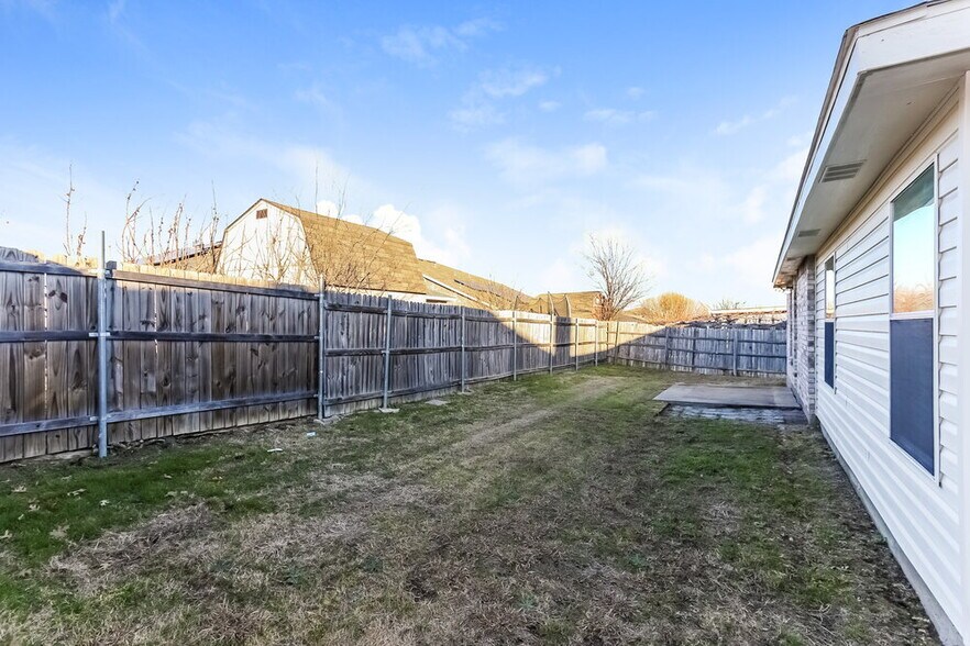 Building Photo - 947 Medina Dr