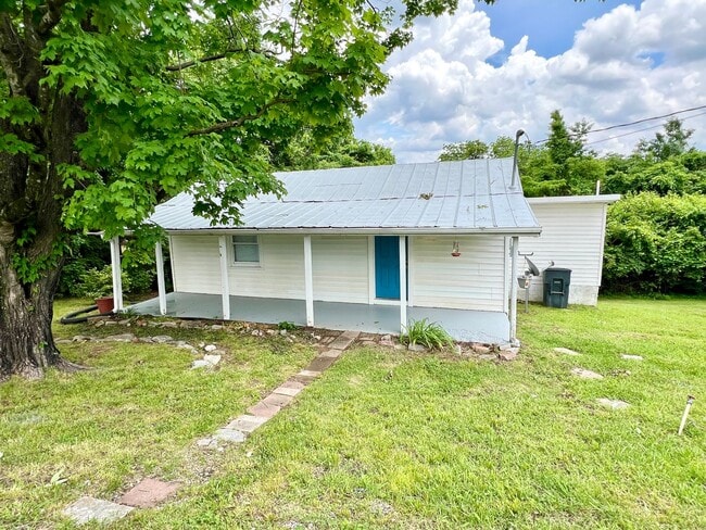 Building Photo - Affordable Country living, right in the ci...