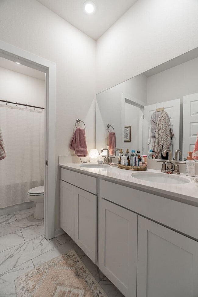 Building Photo - Immaculate 4-bedroom 3.5 bath Home in Fayetteville! Pre-Leasing for Fall Semester!