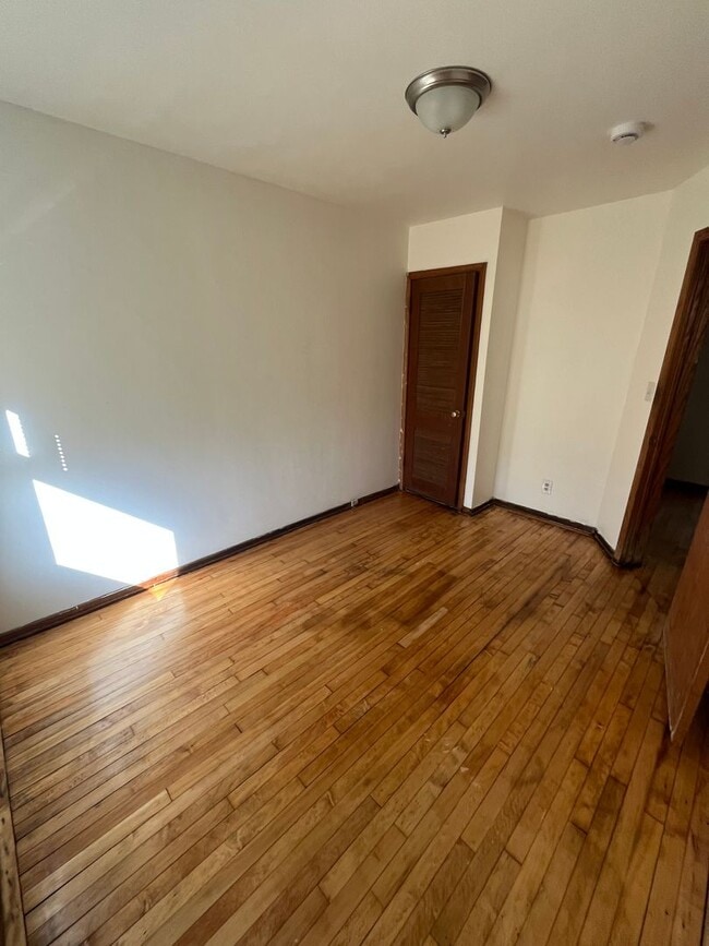 Building Photo - Modern 3BR/2BA Two-Level Unit in the Heart...