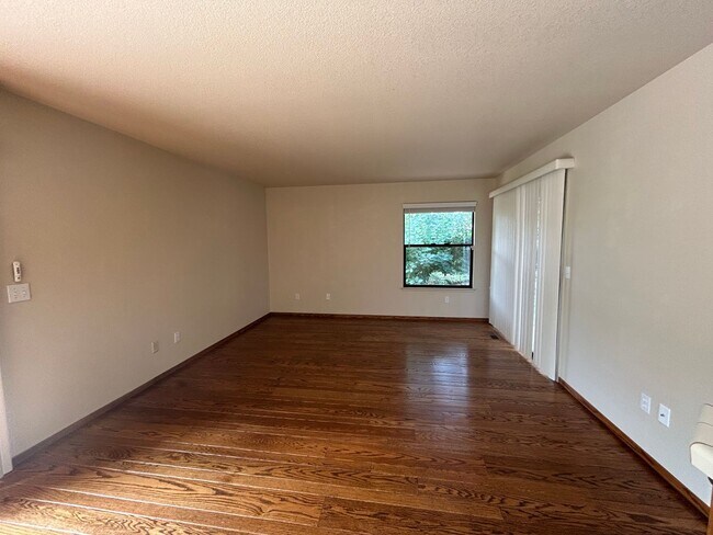 Building Photo - 8280 Oakmont Dr