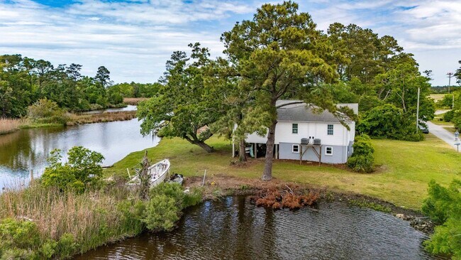 Building Photo - Waterfront, furnished home with a boat dock