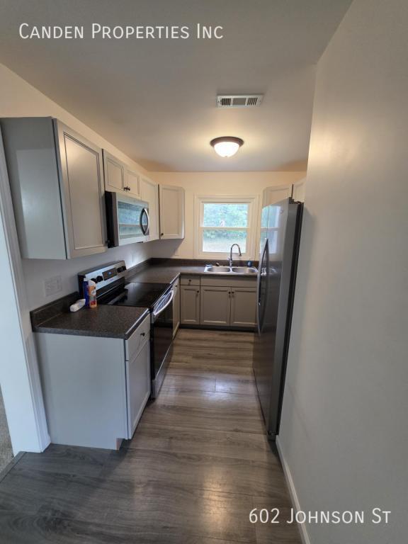 Building Photo - 602 Johnson St