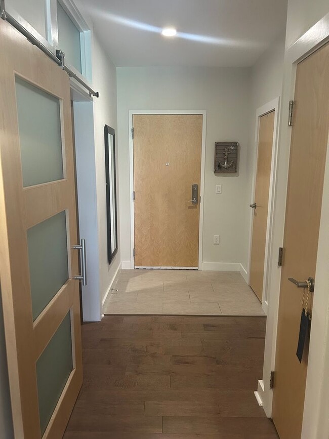 Building Photo - Gorgeous Fully Furnished 2BR/1BA Condo Ava...