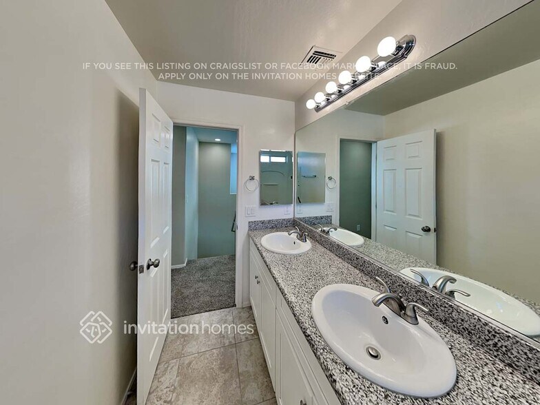 Building Photo - 1325 E Saguaro Trail