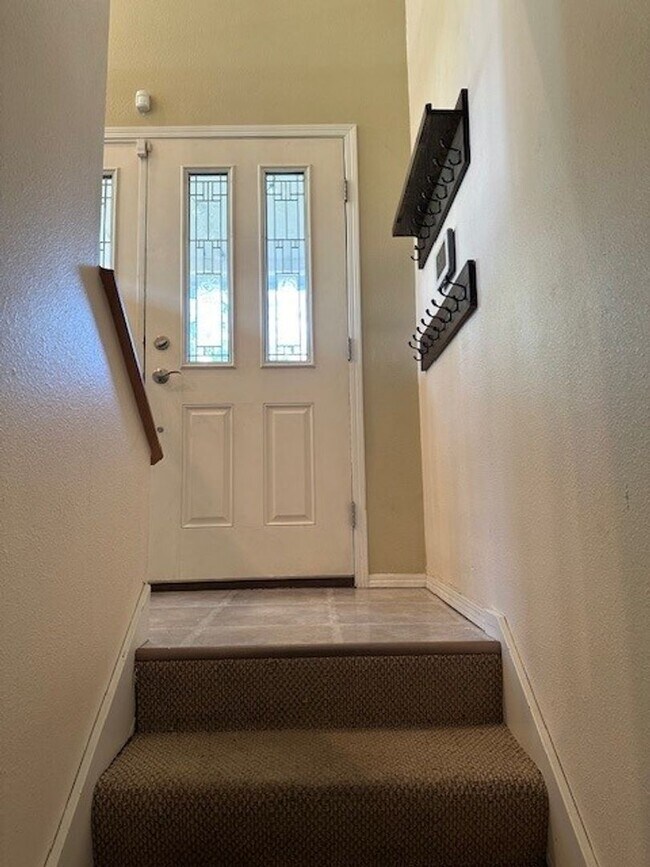 Building Photo - The Perfect Family Home! Large Yard, Deck ...