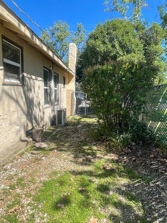 Building Photo - CHARMING 2 BED 1 BATH VICTORIAN HOME