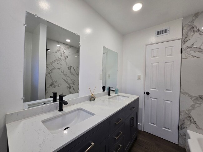 Building Photo - ? Modern 3-Bed, 2-Bath Home with Gorgeous ...