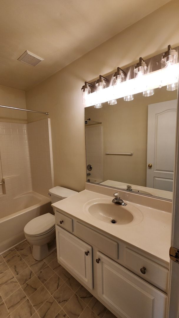 Building Photo - Sawyer Lakes