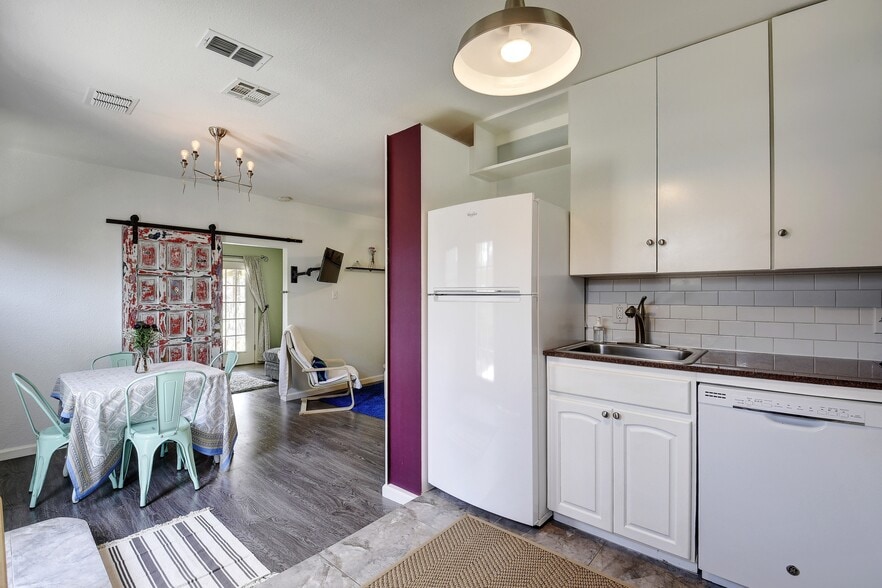 Building Photo - 3203 Loyola Ln