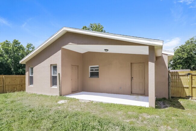 Building Photo - 3238 Riverdale Dr