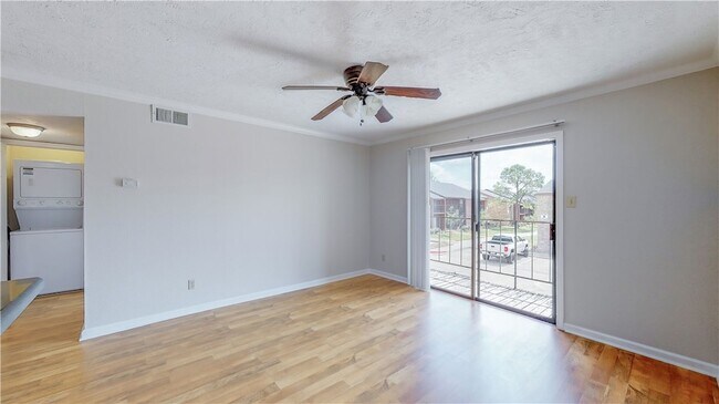 Building Photo - 904 University Oaks Blvd