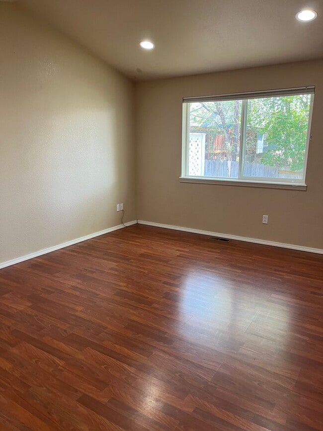 Building Photo - Beautiful 4 bedroom 2 bathroom single family house with Fenced backyard and 3 car garage