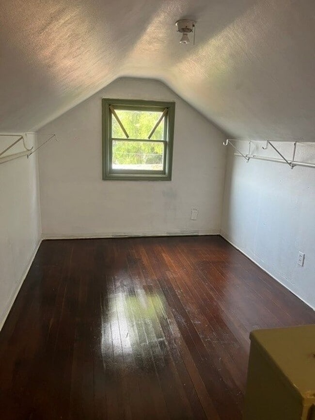Building Photo - Spacious 3 bedroom home, available now!
