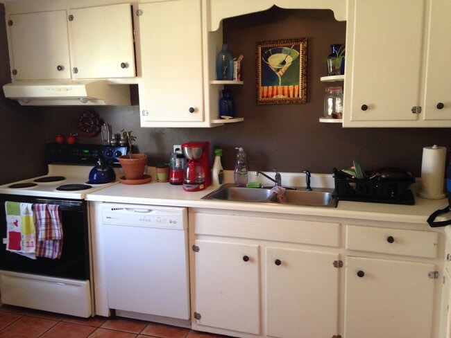 Building Photo - Adorable 2BD/1BA House! Nice Yard! Great L...