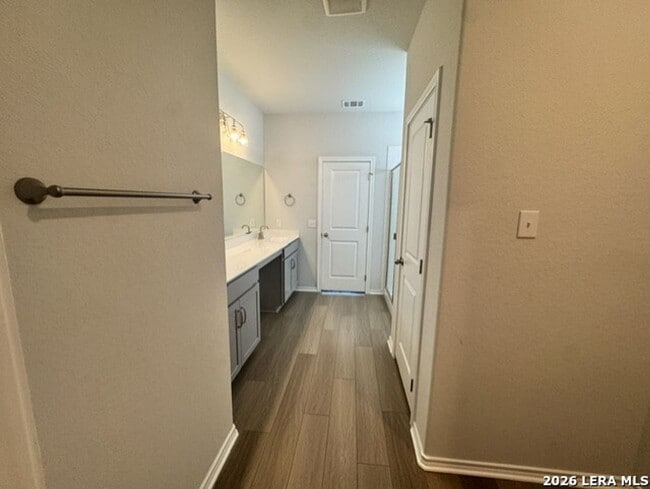 Building Photo - Newer Beautiful Home featuring 3-bedroom 2 Bath Plus office