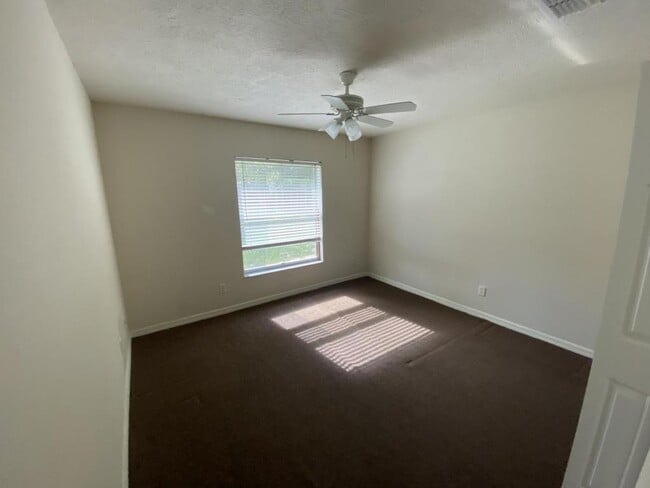 Building Photo - 1091 N Lion Cub Point