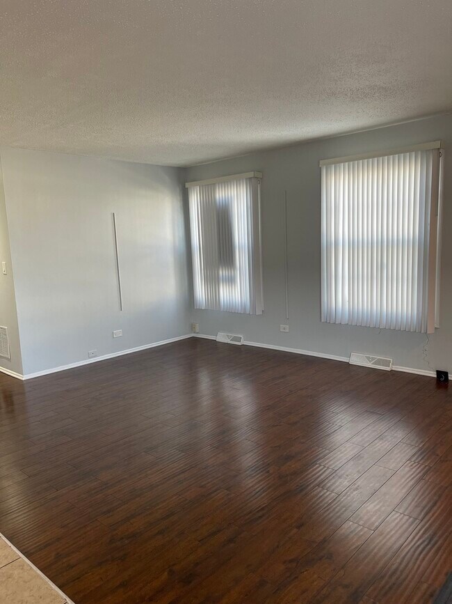 Building Photo - 479 James Ct