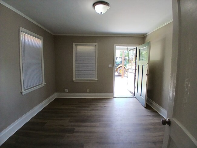Building Photo - Updated 2 bedroom 1 bath duplex