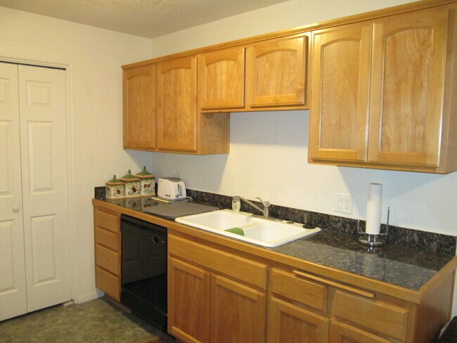 Building Photo - "2-Bedroom Condo Retreat in Saint George -...